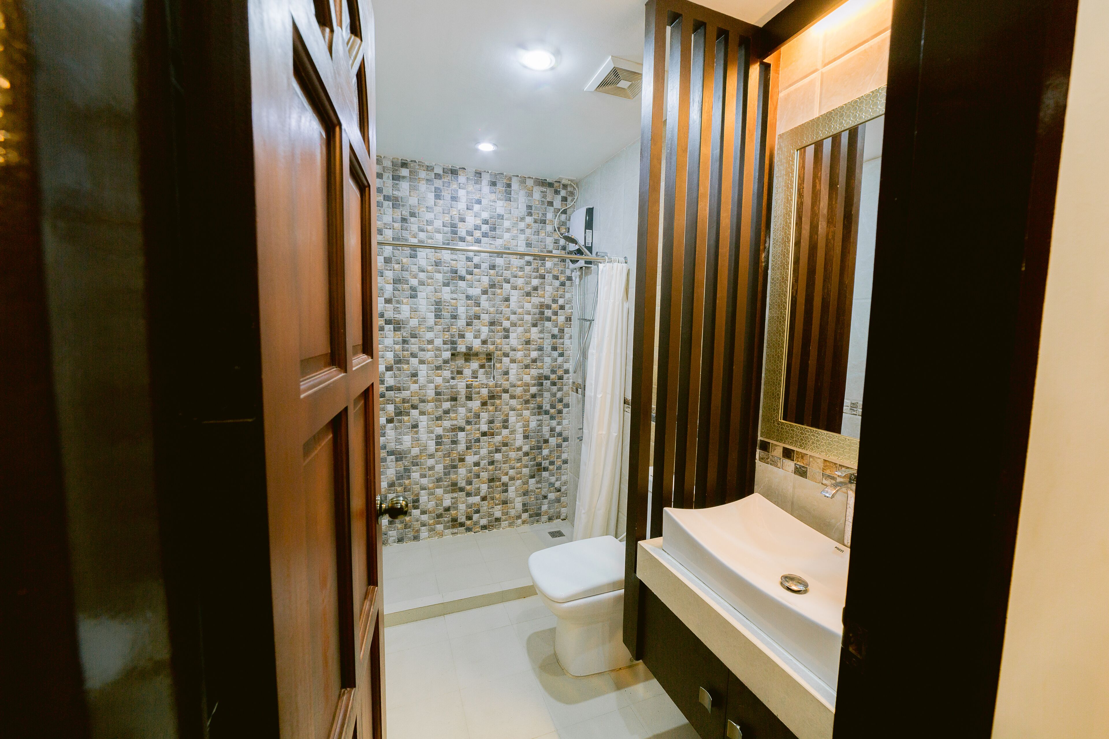 comfort suite | bathroom | shower, free toiletries, hair dryer, towels