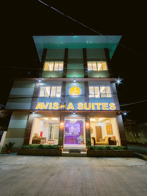 Bagian depan properti - sore/malam