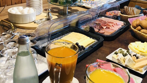 Un bufé con diversos alimentos, bebidas y una botella de Seltzer Classic.