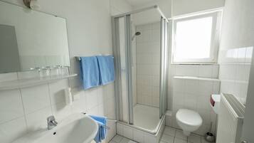 Dreibettzimmer, Gemeinschaftsbad | Badezimmer