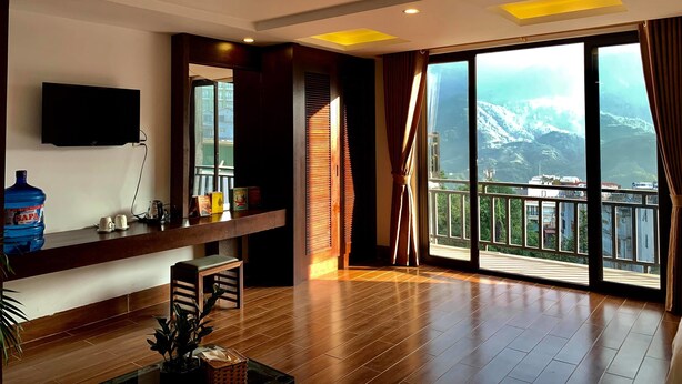 Minibar, in-room safe, desk, blackout curtains - Sapa Meriton Boutique Hotel (Sa Pa)