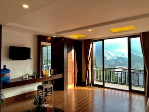 Minibar, in-room safe, desk, blackout curtains - Sapa Meriton Boutique Hotel (Sa Pa)