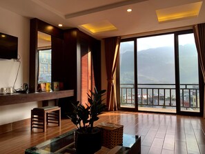 ห้องแฟมิลี่สวีท, ระเบียง, วิวภูเขา | มินิบาร์, ตู้นิรภัยในห้องพัก, โต๊ะทำงาน, ผ้าม่านกันแสง