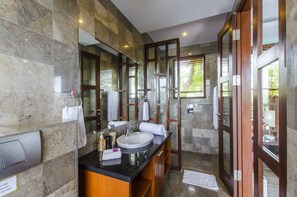 Separate tub and shower, jetted tub, hair dryer, towels - Wonderful 4BR Villa (Canggu)