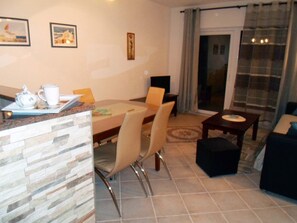 Dining - Ideal family apartment near sea (Mastrinka)