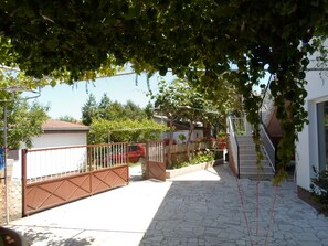 Property grounds - Ideal family apartment near sea (Mastrinka)