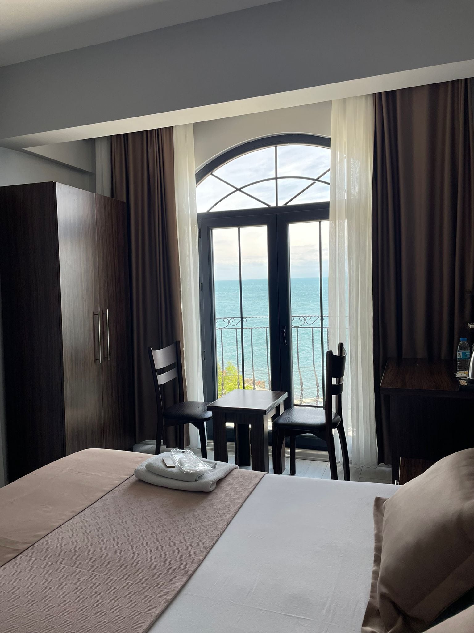 Standard-Doppelzimmer, Meerblick | Italienische Bettbezüge von Frette, hochwertige Bettwaren