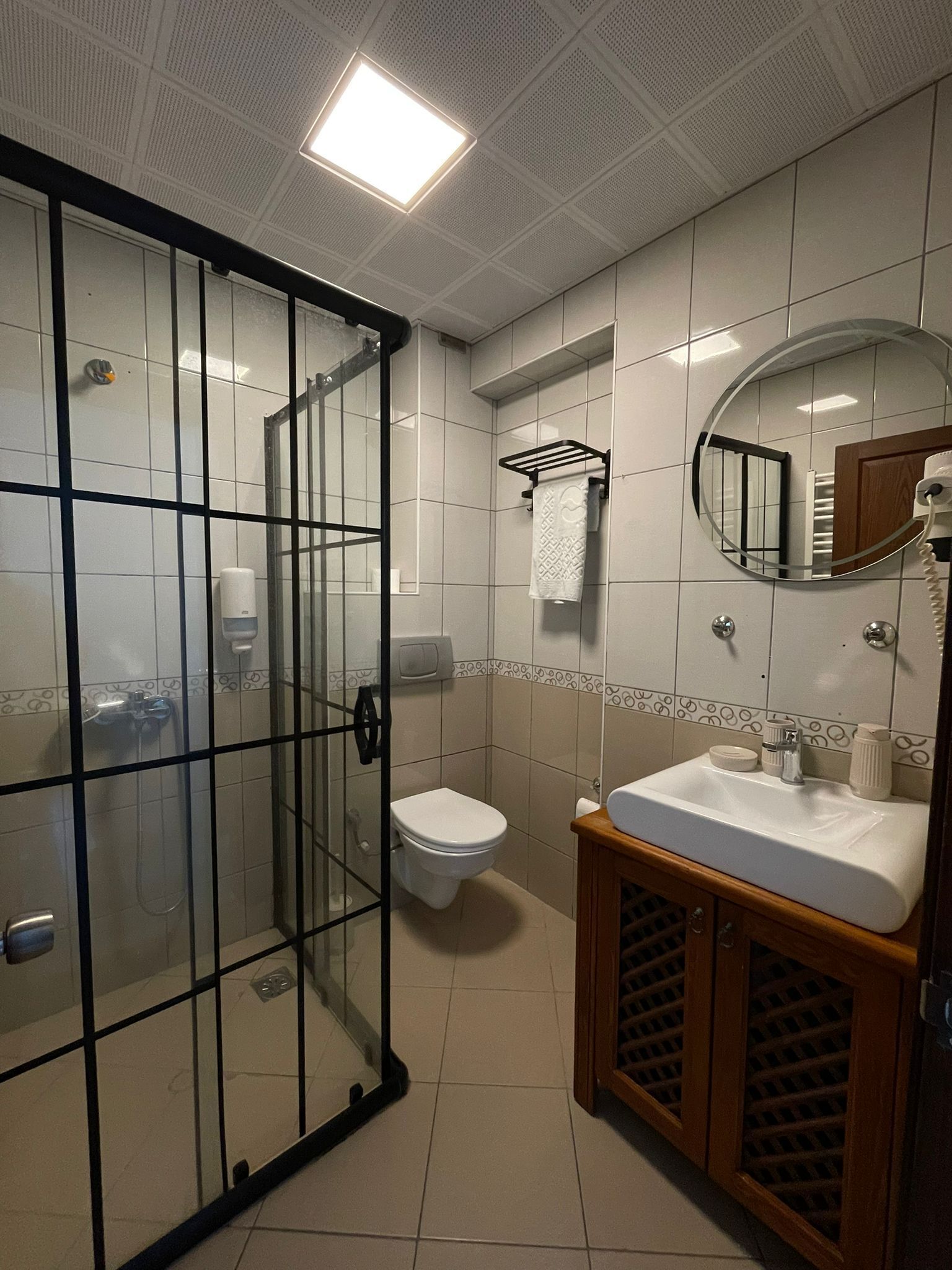 Standaard tweepersoonskamer, uitzicht op zee | Badkamer | Een douche, een haardroger, pantoffels, handdoeken