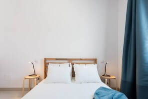 3 chambres, coffres-forts dans les chambres, fer et planche à repasser