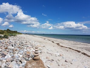 Beach nearby - Spacious holiday apartment in a thatched country house - including underfloor heating (Sydals)