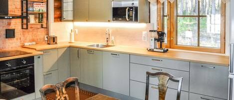 Refrigerador, microondas, lavavajillas y utensilios de cocina