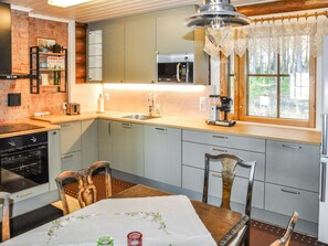 Fridge, microwave, dishwasher, cookware/dishes/utensils