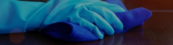 Un par de guantes azules sobre una superficie de madera.