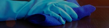 Un par de guantes azules sobre una superficie de madera.