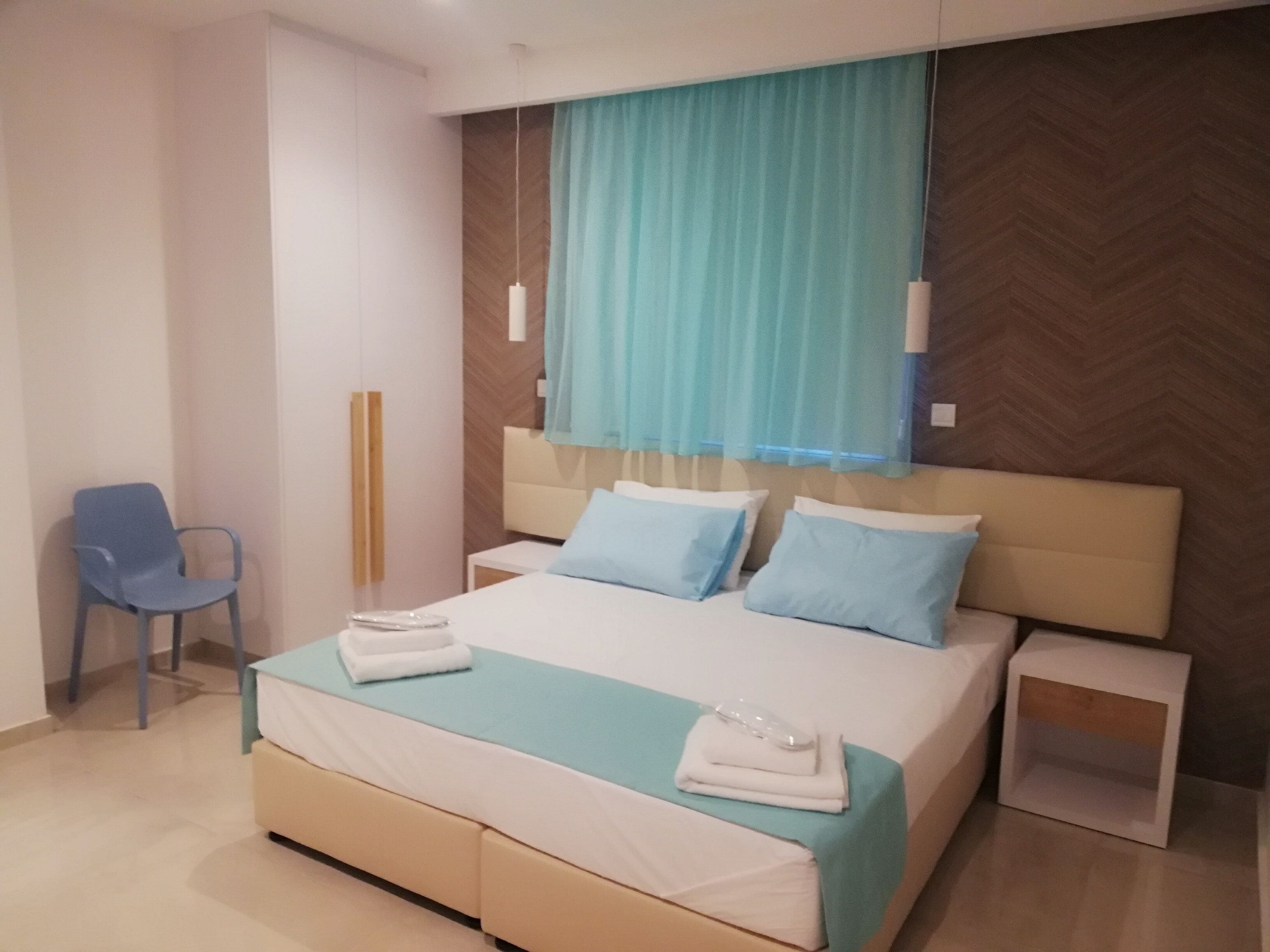 Betten mit Memory-Foam-Matratzen, Zimmersafe, Schreibtisch