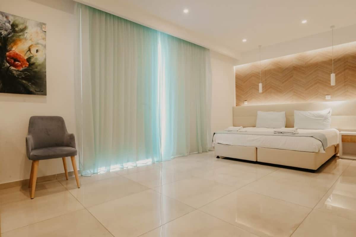 Memory-foam beds, in-room safe, desk, blackout curtains