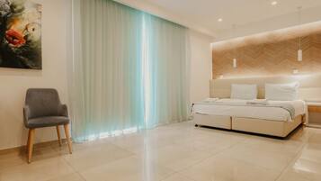 Matelas mémoire de forme, coffres-forts dans les chambres, bureau