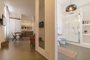 Chuveiro, secador de cabelo, bidê, toalhas de banho