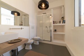 Dusche, Haartrockner, Bidet, Handtücher