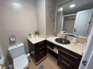 أحواض استحمام، مجففات شعر، مناشف، شامبو