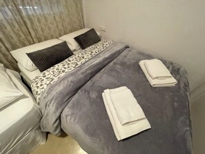 2 habitaciones, tabla de planchar con plancha, wifi y ropa de cama 