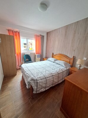 3 slaapkamers, een strijkplank/strijkijzer, reisbedje, wifi