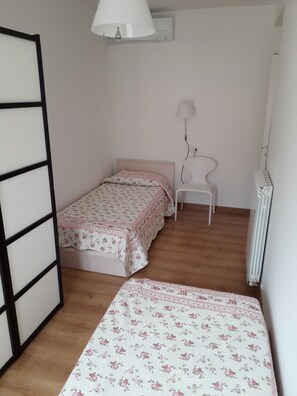 2 chambres, bureau, chambres insonorisées, fer et planche à repasser