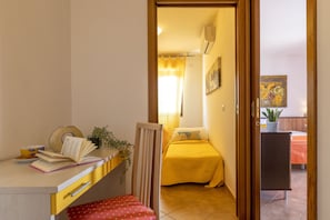 2 bedrooms, desk, travel cot, free WiFi
