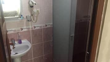 Chuveiro, produtos de toalete grátis, secador de cabelo