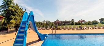 Villa for 23 people. BBQ, large pool, near Barcelona