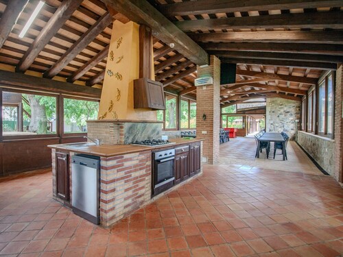 Villa for 23 people. BBQ, large pool, near Barcelona