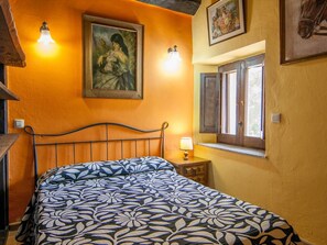 8 bedrooms, iron/ironing board, Internet, bed sheets - Villa for 23 people. BBQ, large pool, near Barcelona (Riudarenes)