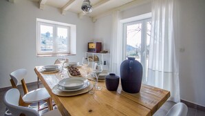 Familievilla | Spiseområde på rommet