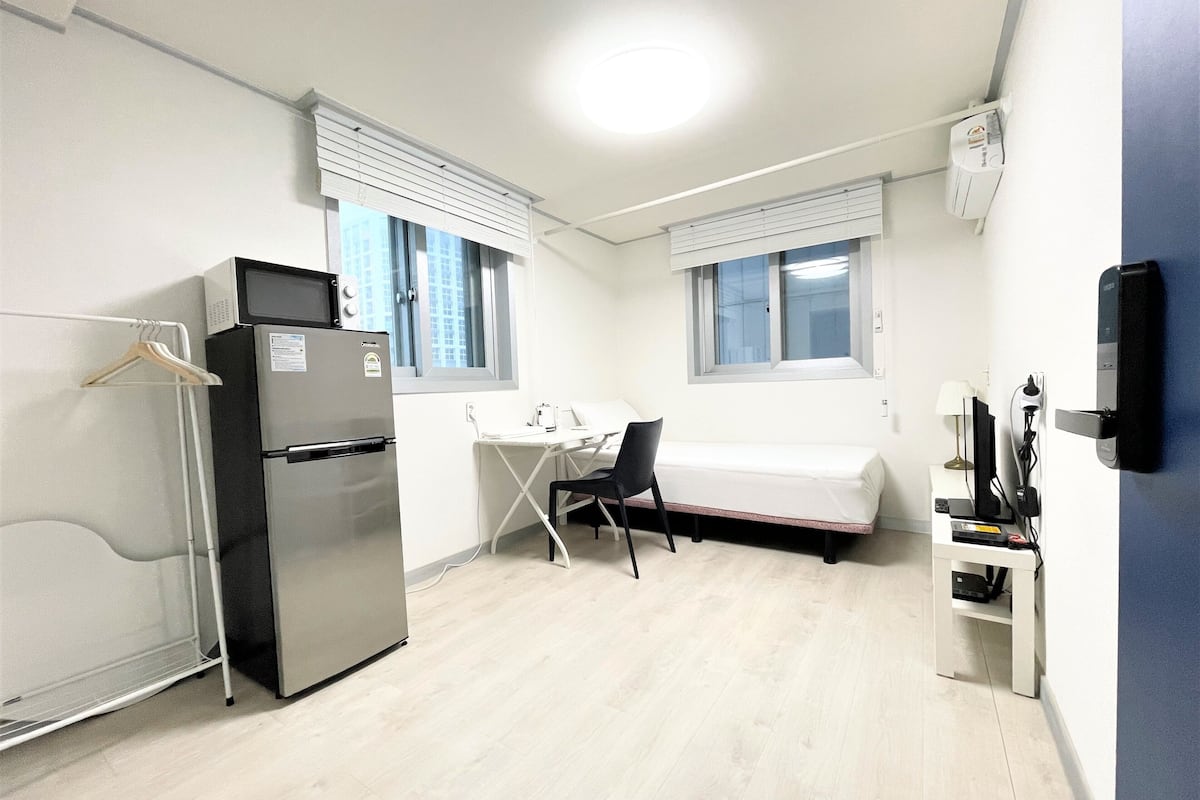 Basic Room, 1 Twin Bed, Non Smoking, Park View | 1 bedroom, down comforters, blackout drapes, free WiFi