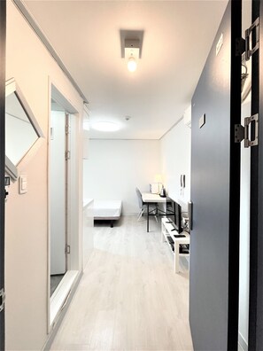 Down comforters, blackout drapes, free WiFi, bed sheets - W Premium Airport Guesthouse (Incheon)