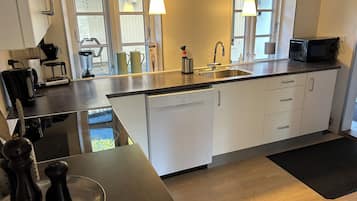 Kühlschrank, Mikrowelle, Herdplatte, Geschirrspüler