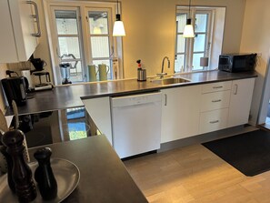 Fridge, microwave, stovetop, dishwasher