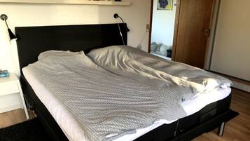 5 slaapkamers, een strijkplank/strijkijzer, reisbedje, wifi