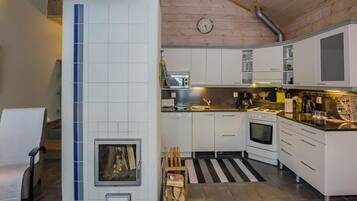 Kühlschrank, Mikrowelle, Geschirrspüler, Kochgeschirr/Geschirr/Besteck