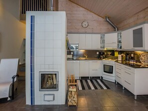 Kylskåp, mikrovågsugn, diskmaskin och grytor/köksredskap