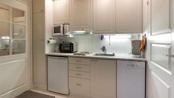 Een koelkast, een microgolfoven, een oven, een vaatwasser