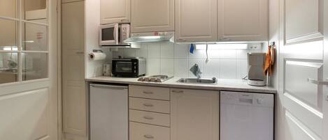 Fridge, microwave, oven, dishwasher