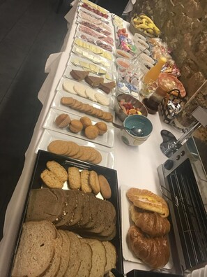 Makan tengah hari dan makan malam dihidangkan 