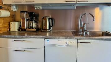 Frigorifero, microonde, lavastoviglie, pentole/stoviglie/utensili