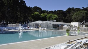 室外游泳池，恒温泳池