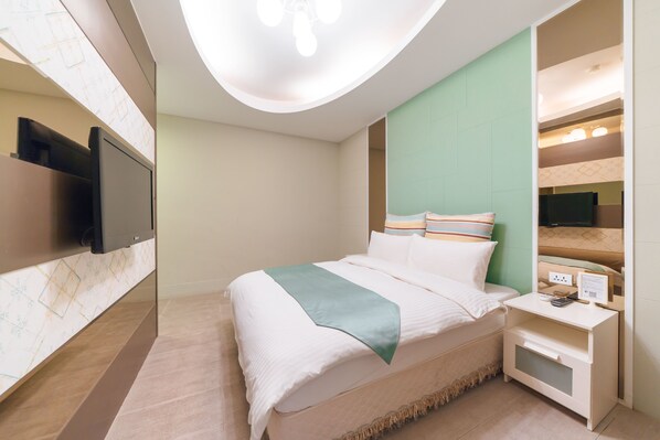 Economy Double Room, No Windows | Individually decorated, individually furnished, desk, soundproofing