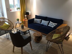 Smart TV, fireplace, DVD player, ping pong