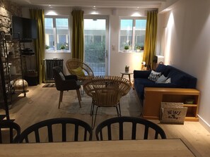 Smart TV, fireplace, DVD player, ping pong