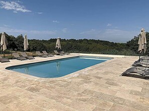 Una piscina al aire libre, una piscina climatizada