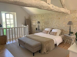 3 habitaciones, tabla de planchar con plancha y cuna de viaje 